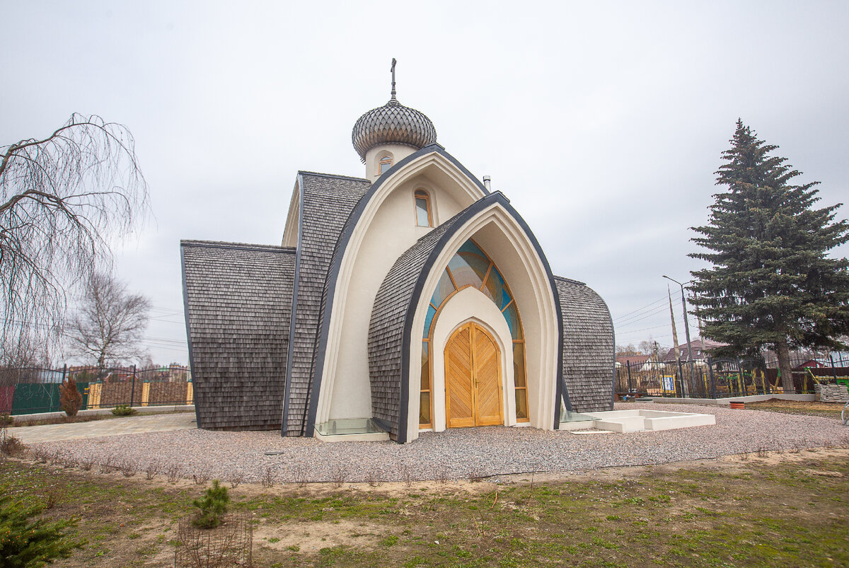 Церковь Казанской иконы Богородицы - один из самых красивых храмов-"новоделов". Исаково, Богородский городской округ. Московская область. Фото автора статьи 