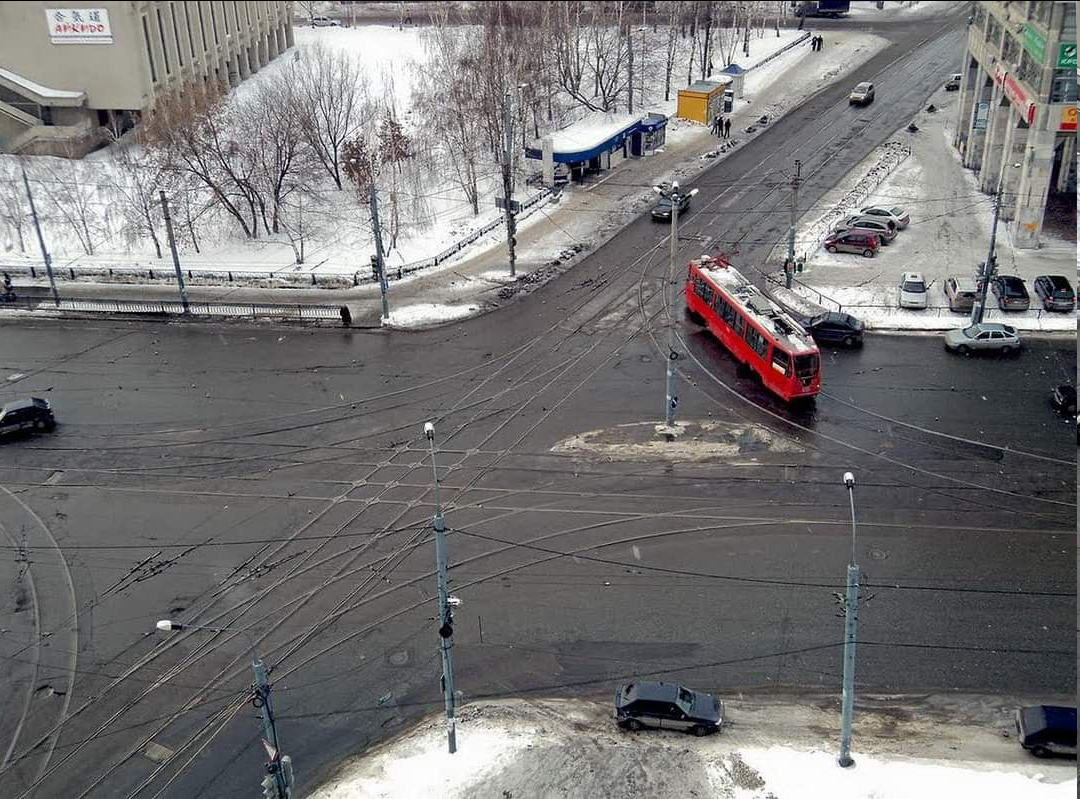 Автор BUD, предоставила Флера Абсалямова. С 2004 по 2011 года перекресток Тукая и Татарстан выглядел так - можно было проехать в любом направлении на трамвае