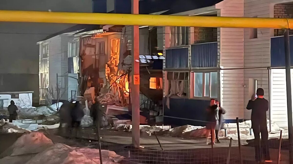     В Нурлате в жилом доме произошел взрыв газа. Об этом сообщают пользователи в социальных сетях.