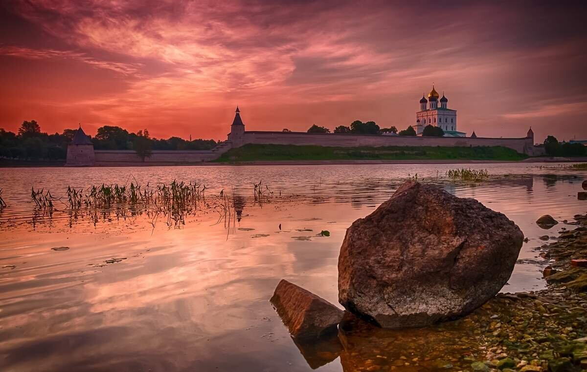 Река Великая в Пскове на закате