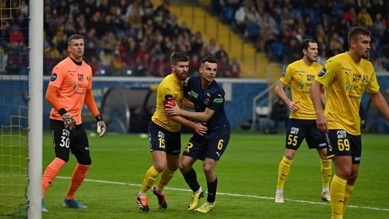    Вратарь «Ростова» Сергей Песьяков и Данил Глебов в борьбе с футболистом «Сочи» Артуром Юсуповым.ФК «Сочи»