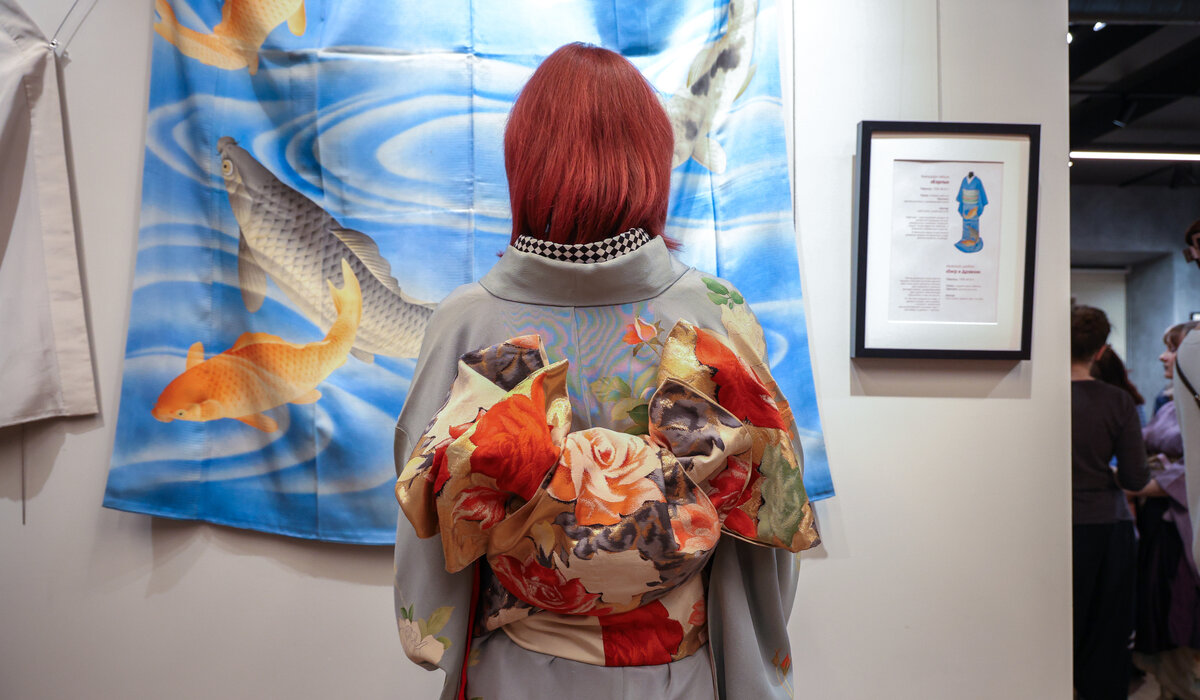 Автор выставки в праздничном фурисодэ на фоне экспоната / фото: А.Шанин