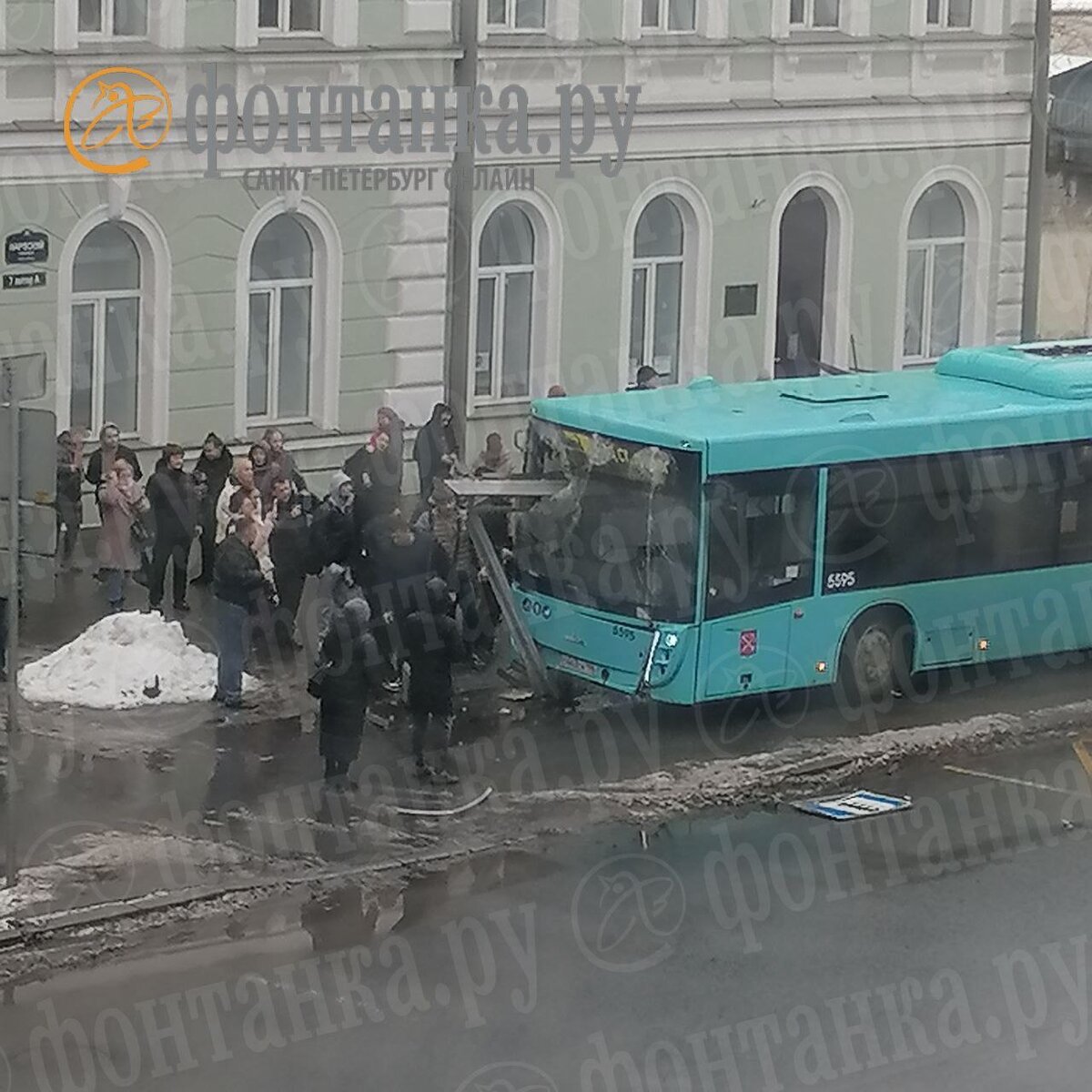 Автобус врезался в остановку на Нарвском проспекте | Мегаполис онлайн | Дзен