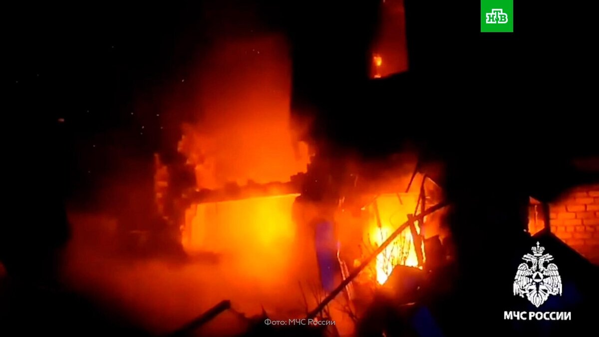 [ Смотреть видео на сайте НТВ ] Пожар произошел в жилом доме в Нурлате в Татарстане. «В городе Нурлат из-за хлопка газовоздушной смеси произошел пожар в двухэтажном жилом доме.