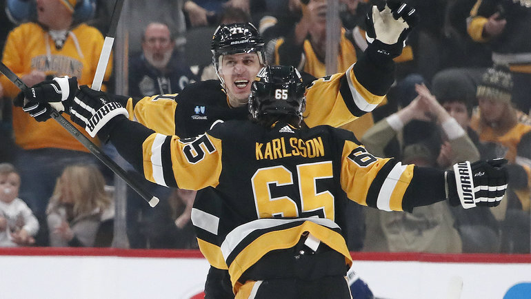    Евгений Малкин радуется голу в ворота «Тампы» вместе с защитником Эриком Карлссоном. USA Today Sports