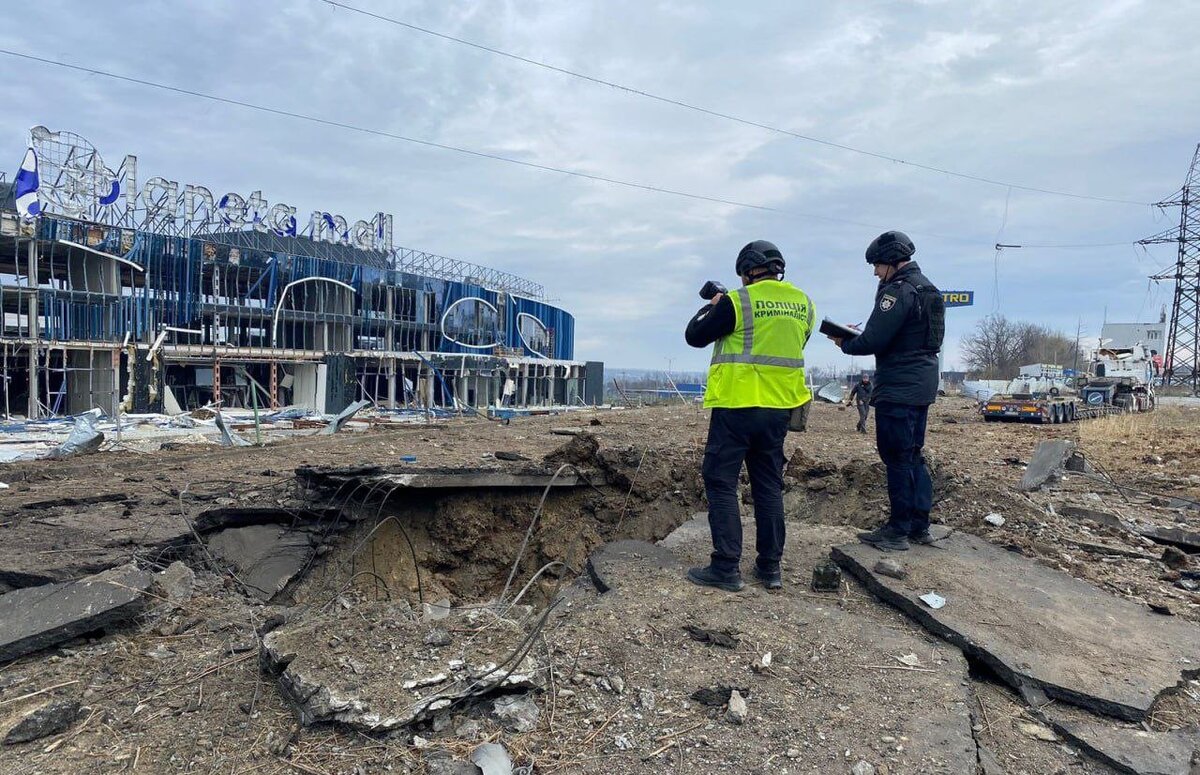 Уничтоженный ТЦ «Planeta Mall» в Харькове. В нём хранили ракеты для РСЗО, которыми обстреливали Белгород. На улице после детонации обнаруживали разлетевшиеся ракеты, источник – Телеграм-канал Colonelcassad