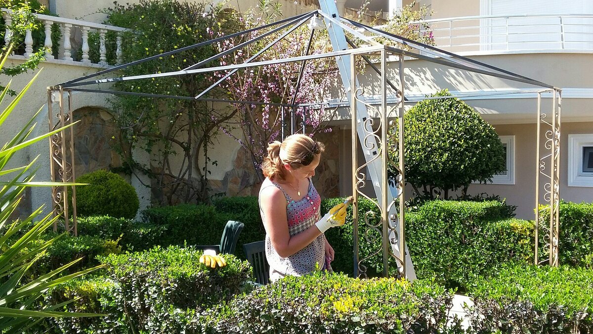 Аня в роли маляра