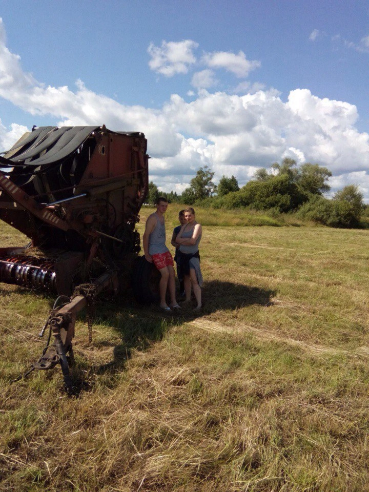 Из личного архива Полины Ивановой. В поле возле дома.