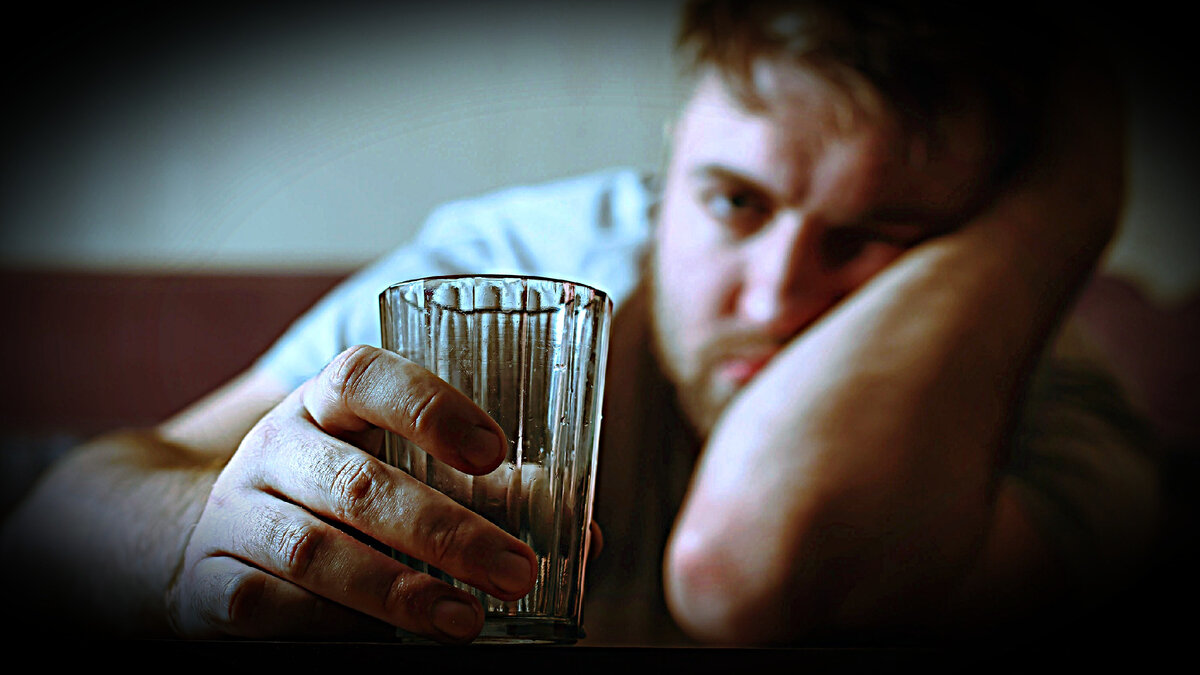 Зачем мужчина пьет