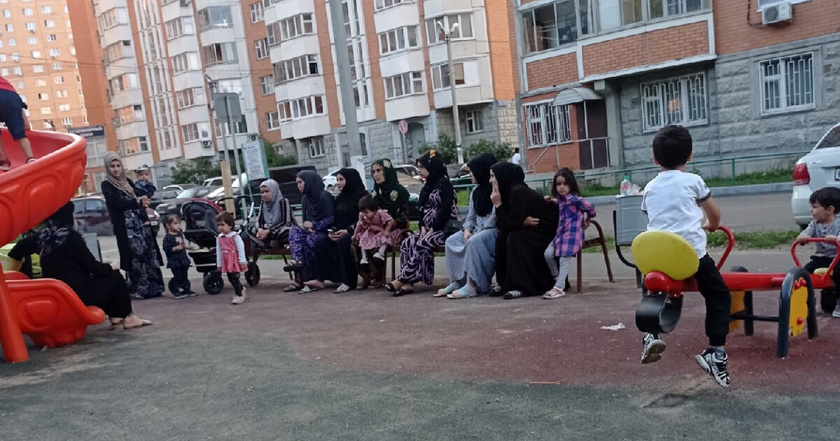 В некоторых городах появляются анклавы - "аулы многоквартирного типа". Через продажных чиновников  происходит тихий захват садиков и школ (детские площадки во дворах практически оккупированы)