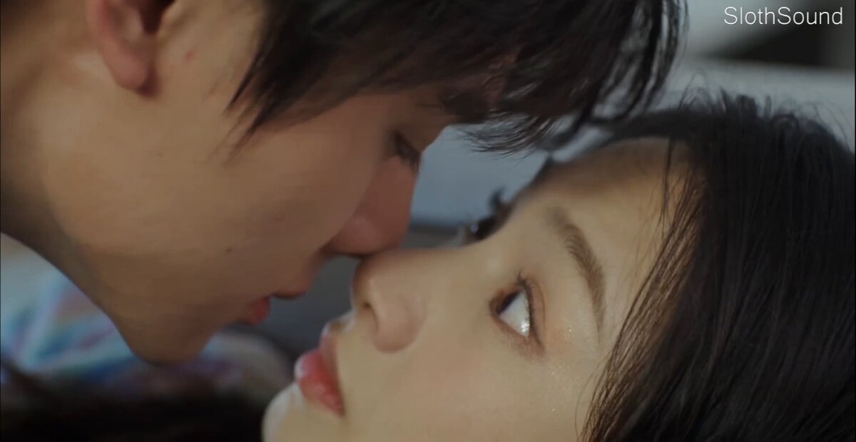 Поцеловались герои при случайном падении, других вариантов дорамы нам не предлагают. После раскрытия всех тайн ситуация окажется немного сложнее, а герой хитрее.