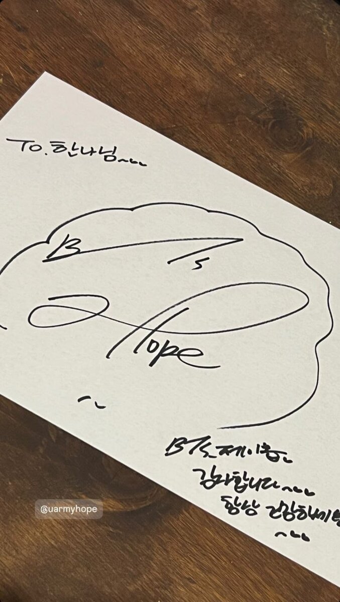 Хосок оставил свой афтограф ресторану, где был организован pop-up магазин