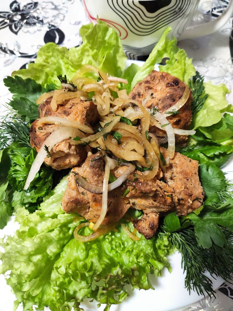 Шашлык из гуриной грудки, репчатый лук, зелень