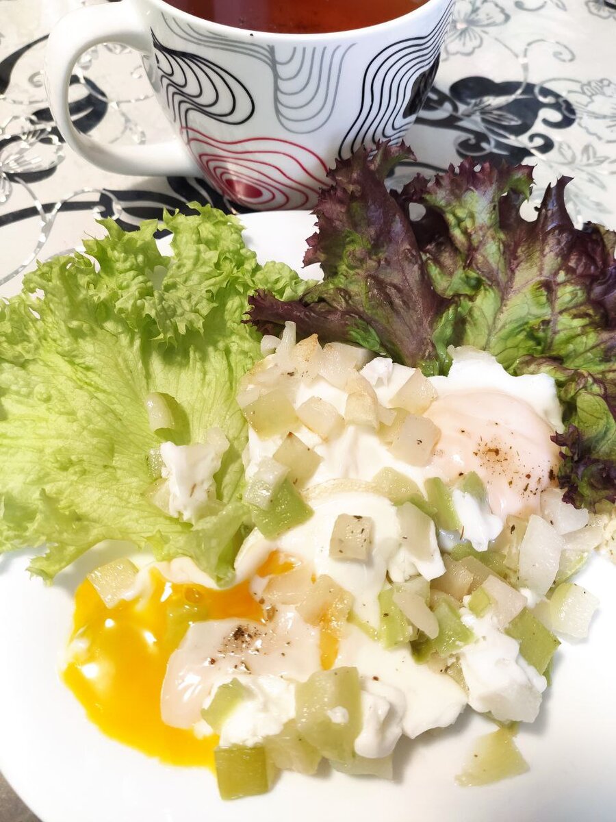 Кабачок, пара яиц, листовой салат.