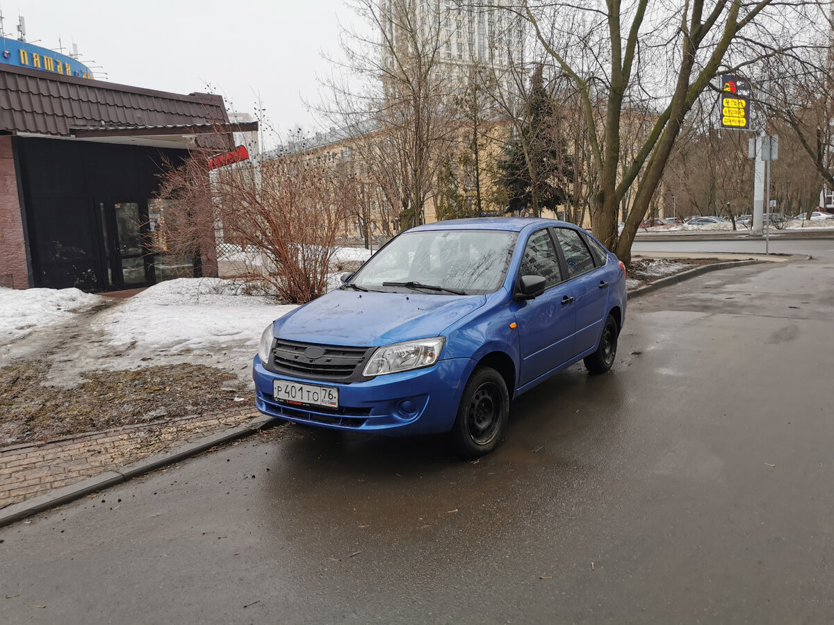Автомобиль Lada Granta у пиццерии на улице Маршала Бирюзова. Кстати, имеет она обозначение ВАЗ-2191.