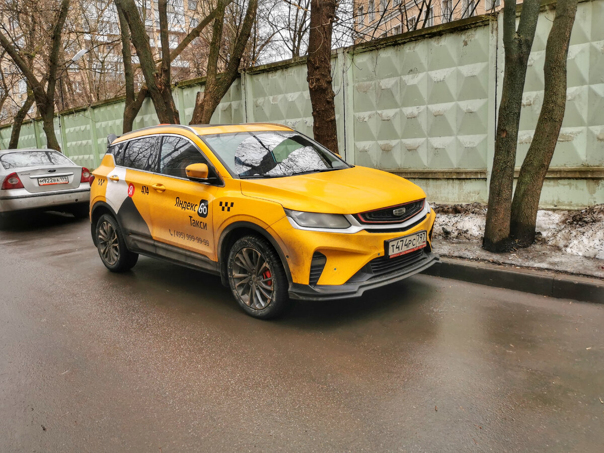 Автомобиль такси Geely Coolray. Во дворах на улице Маршала Бирюзова.
