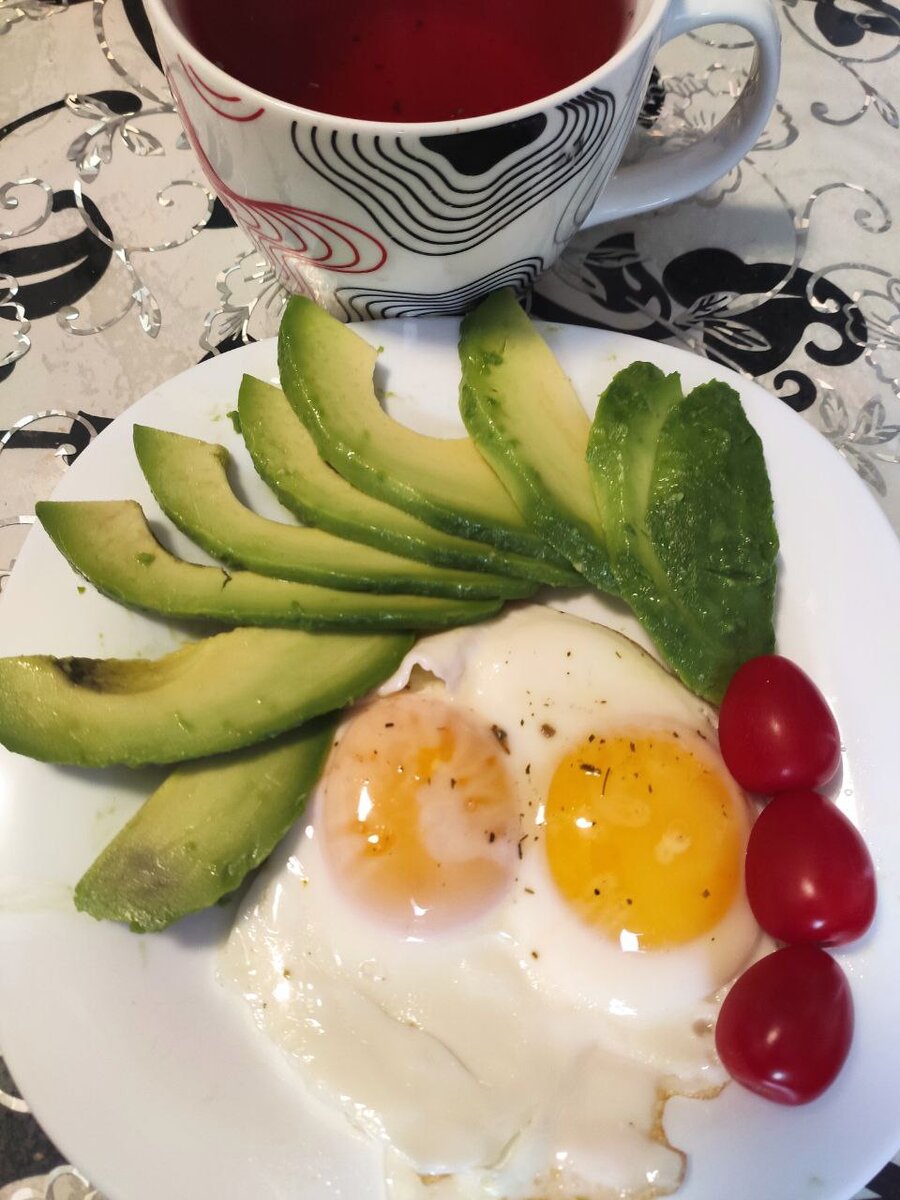 Завтрак из пары поджаренных яиц.