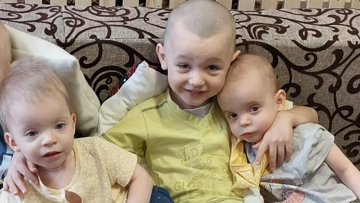 Эта троица родные по крови