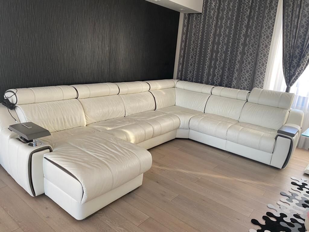 Белый диван многие считают не практичным из-за быстрого загрязнения. Можно ли воспрепятствовать этому? Ответ в конце статьи.