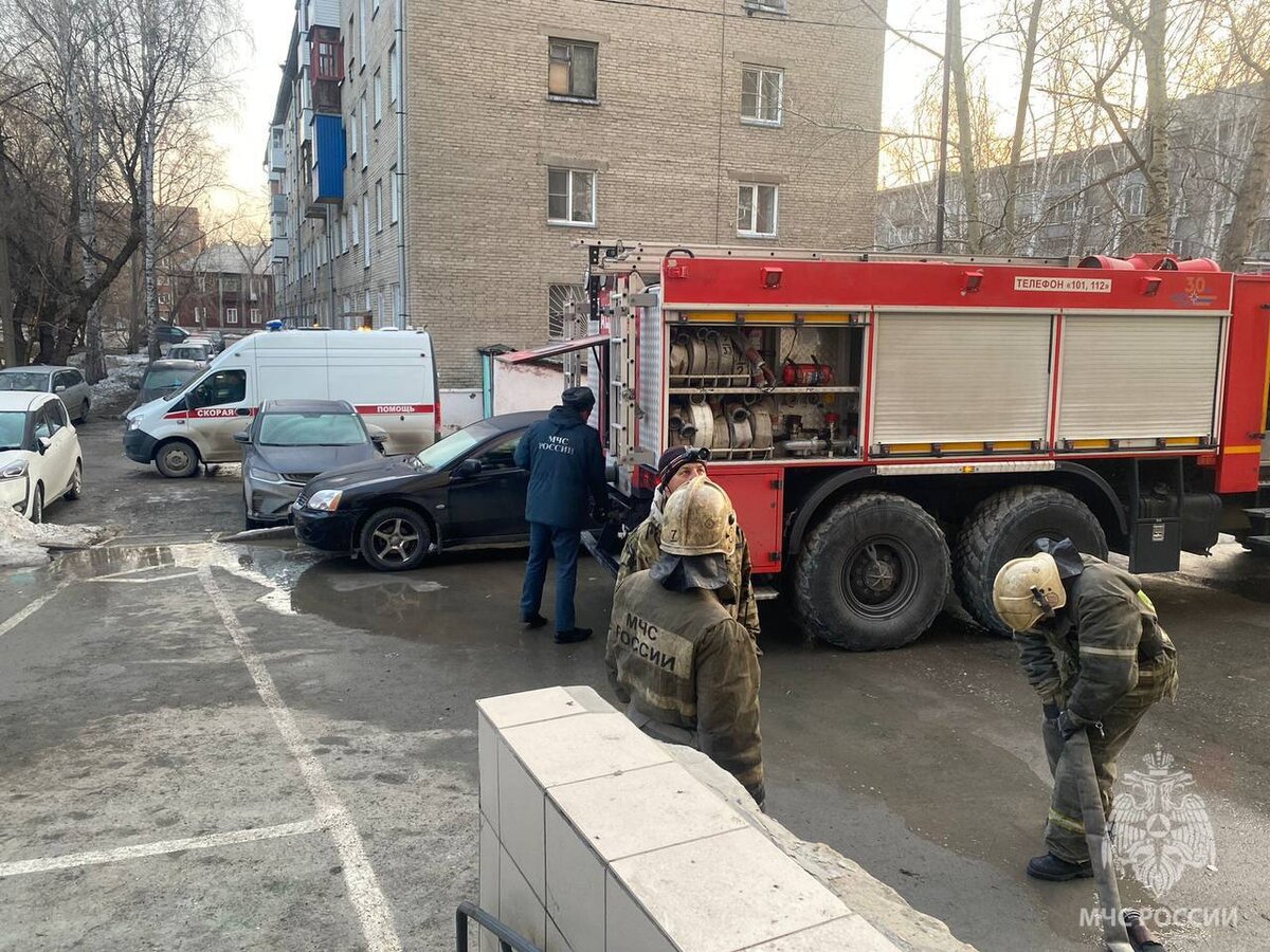 В Первомайском районе Новосибирска пожарные спасли людей из задымившейся  многоэтажки | НДН.ИНФО | Дзен