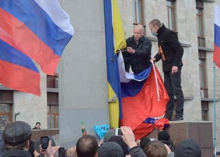    В честь 10-летия провозглашения ДНР на Саур-Могиле развернули 200-метровый флаг республики