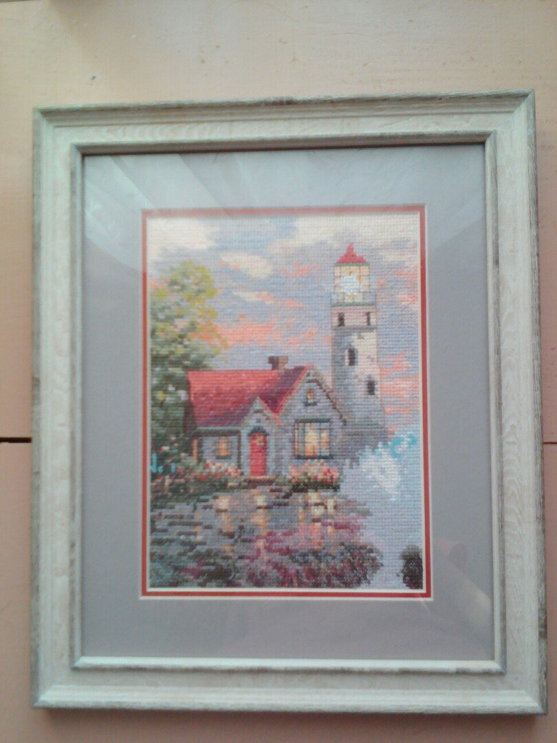 Серое нечто справа - это волна, разбивающаяся о скалу