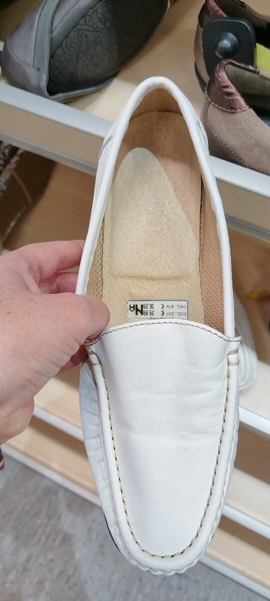 Внутри виден "тамошний" ценник, у нас же они стоили 1800