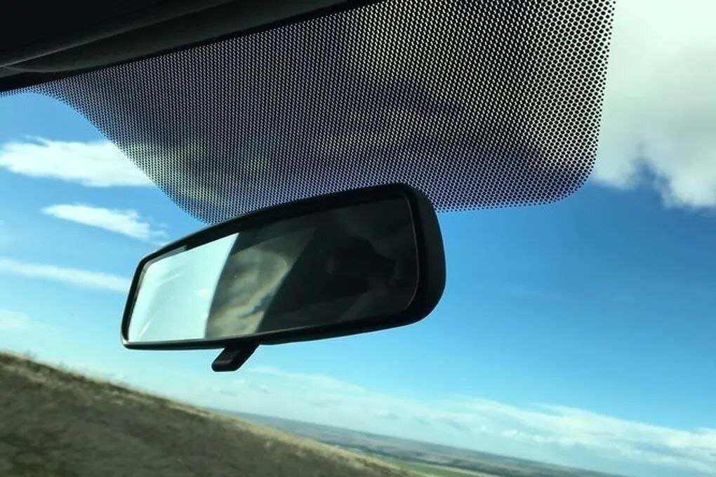     Что за черные точки на лобовом стекле вашего автомобиля? Они нужны совсем не для красоты