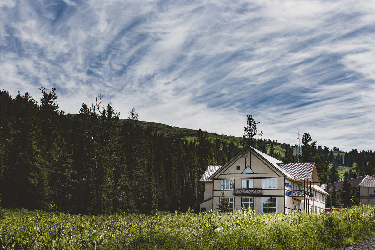 Просто подснял прекрасное небо. И это, кстати, одна из гостиниц про которую я говорил. 