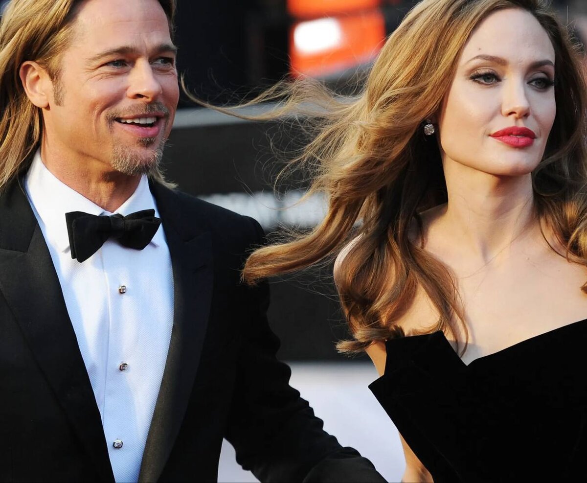 Анджелина Джоли заявила об «истории физического насилия» над ней со стороны Брэда Питта

Об этом стало известно в рамках судебного процесса между Питтом и Джоли по продаже французской винодельни Мираваль, которой Джоли и Питт вместе владели с 2008 года. 

В 2021 году Джоли продала свою долю винодельни. Питт подал в суд на бывшую жену, обвинив ее в том, что она нарушила их соглашение, по которому ни один из них не будет продавать свою долю без согласия второй стороны.

В ответном исковом заявлении Джоли утверждалось, что она пыталась продать Питту свою долю и что их переговоры в конечном итоге сорвались из-за того, что он в качестве условия сделки потребовал подписать соглашение о неразглашении, которое «запрещает Джоли говорить вне суда о жестоком обращении Питта с Джоли и их детьми». Актриса отказалась подписать соглашение.

В новом ходатайстве Джоли говорится, что история физического насилия над ней со стороны мужа началась задолго до инцидента 2016 года — тогда Питт, по словам Джоли, нанес ей телесные повреждения и оскорбил их детей во время полета из Франции в Лос-Анджелес.