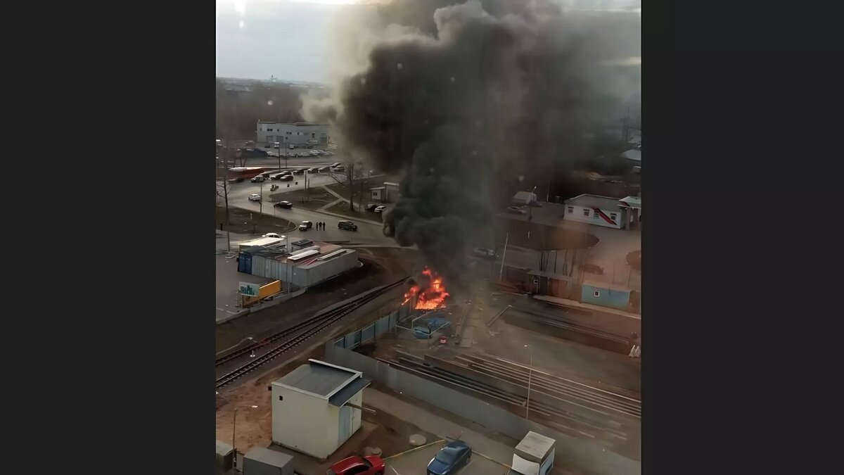     При строительстве магистрального коллектора на Украинской в Нижнем Новгороде произошел пожар. Об этом NewsNN сообщил житель из дома по соседству, который вибрировал из-за работ.