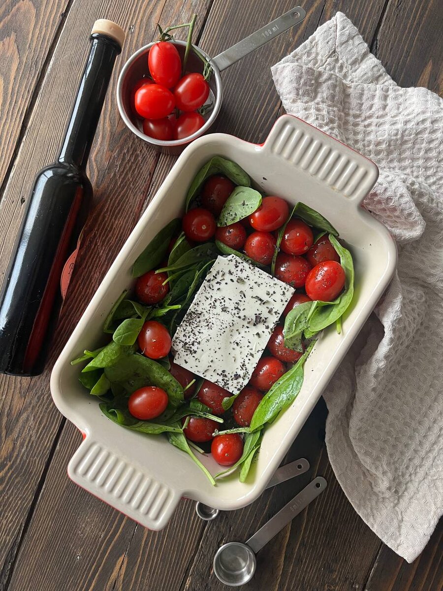 Фета, шпинат, черри, оливковое масло... Антиоксидантное совершенство от Даши Третьяковой. Рецепт уже тут: @wellness_hedonism