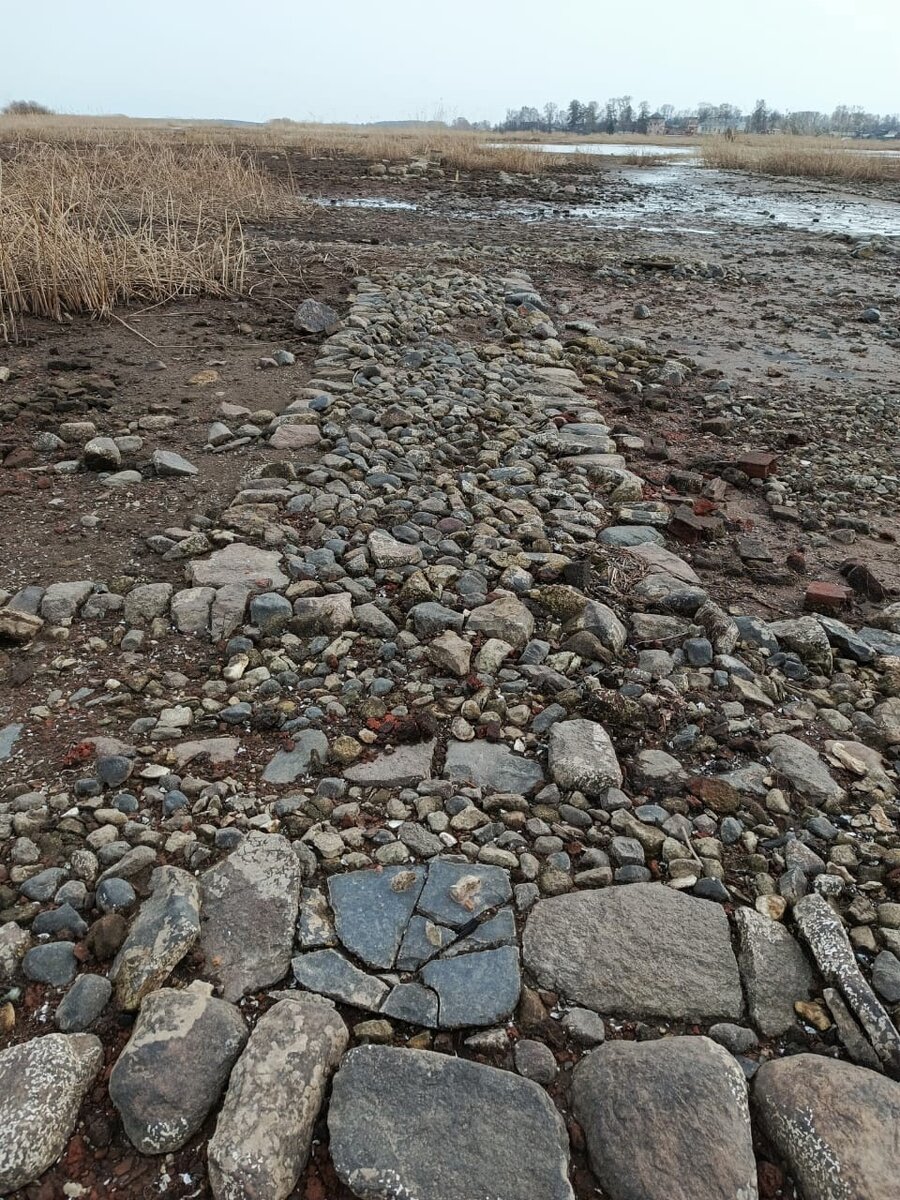 На Рыбинском водохранилище обнажились обломки старого затопленного города |  ТИА | Новости Твери и Тверской области | Дзен