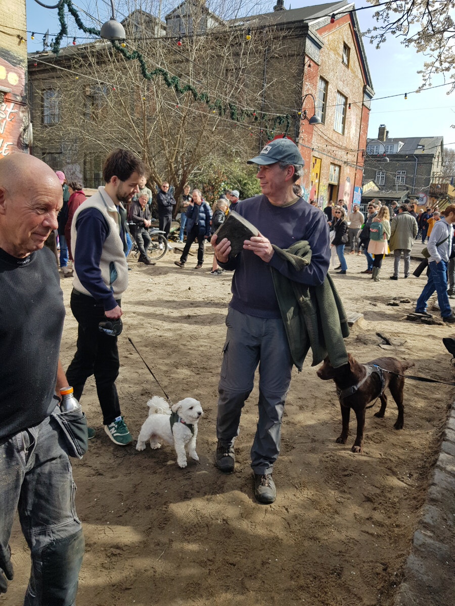 Обратите внимание на предмет в руках мужчины. Это- булыжник.
