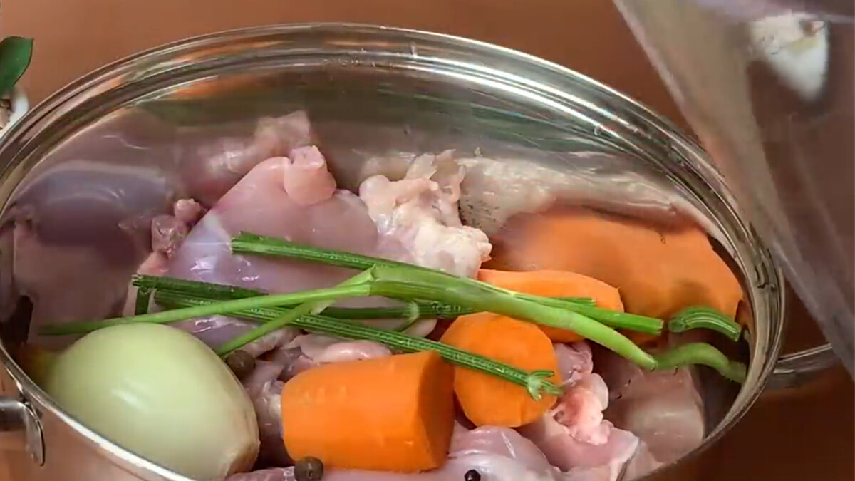 Сколько варить домашнюю курицу для бульона. Куриный бульон на костях. куриный бульон варить с открытой или закрытой крышкой. сколько варится бульон из курицы.
