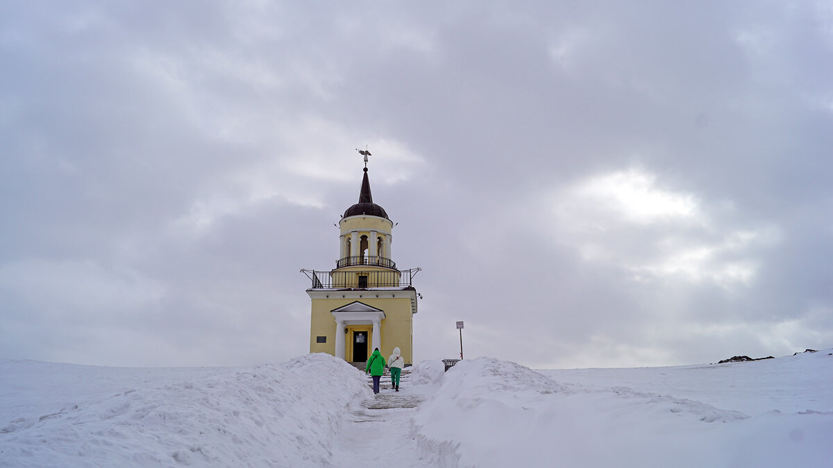 Дозорная башня на Лисьей горе была постороена в 19 веке. Небольшое классическое здание с колоннами. Листайте галерею, чтобы увидеть ещё фото