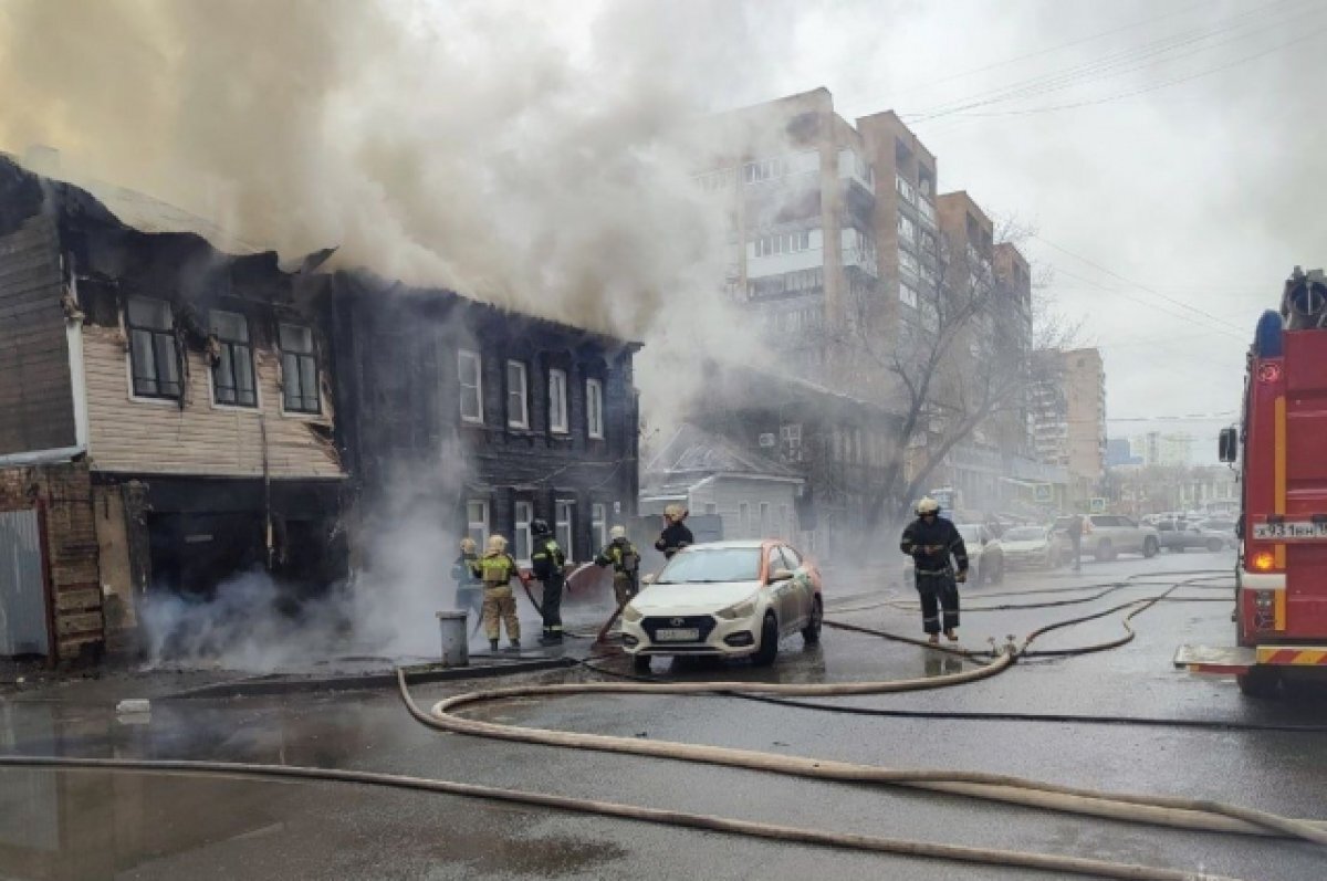    В историческом центре Самары догорает жилой дом