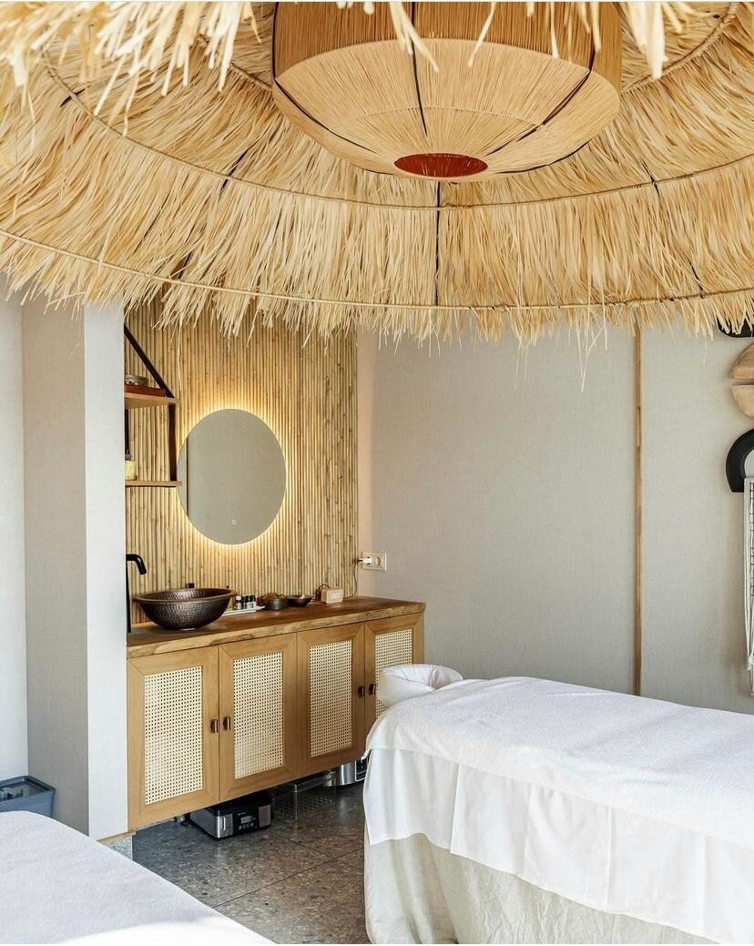 WE LODGE — это первый в России лодж-отель в стиле сафари, расположенный на 2,5 гектарах хвойного леса на берегу Медного озера. Плетёная люстра 2,15 м от Lozaramazanov