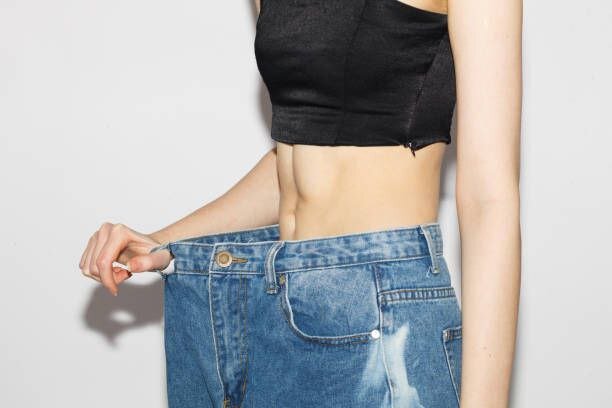     Лайфхак: как уменьшить джинсы на один размер, если швейную машинку вы видели только на картинках