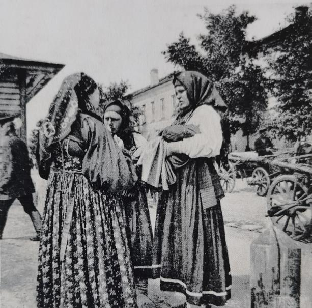 С покупками на рынке.