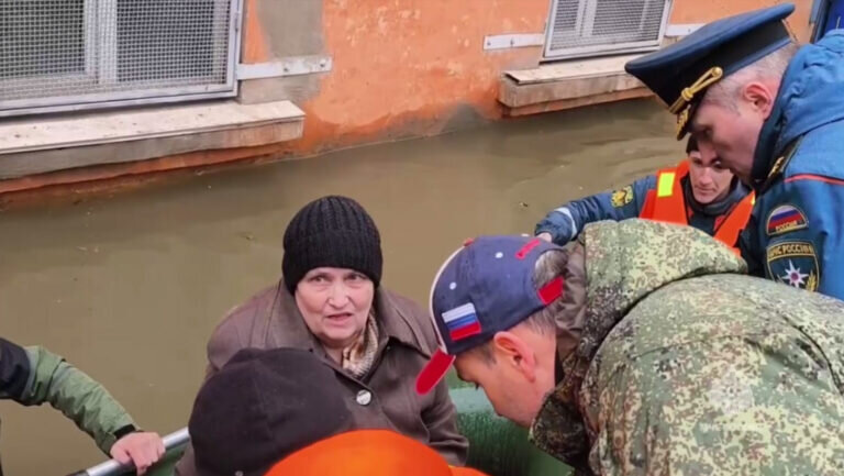    Глава МЧС Александр Куренков принял участие в спасении пожилой женщины в Орске Андрей Севостьянов