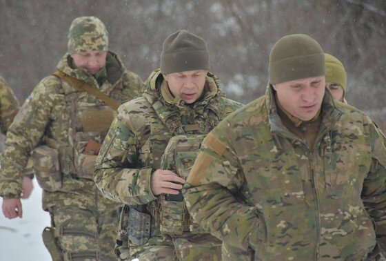    Александр Сырский (в центре)