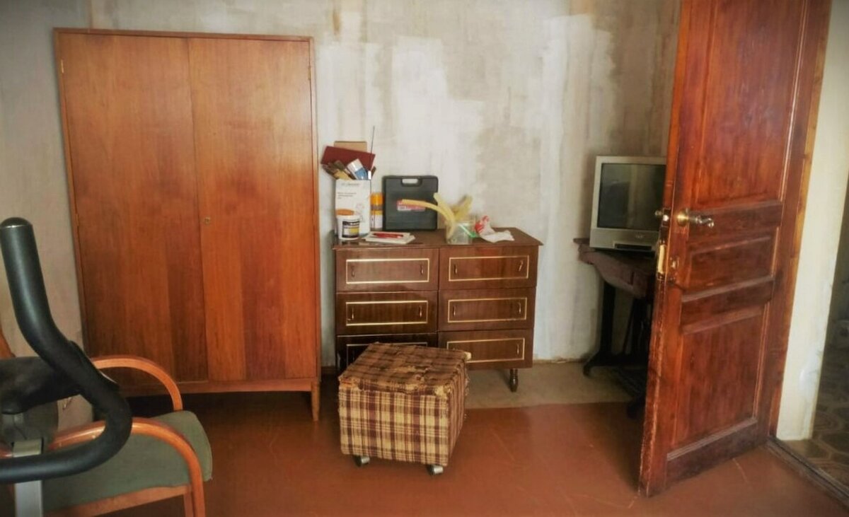 Здесь получше, потому что эту стену успели частично побелить