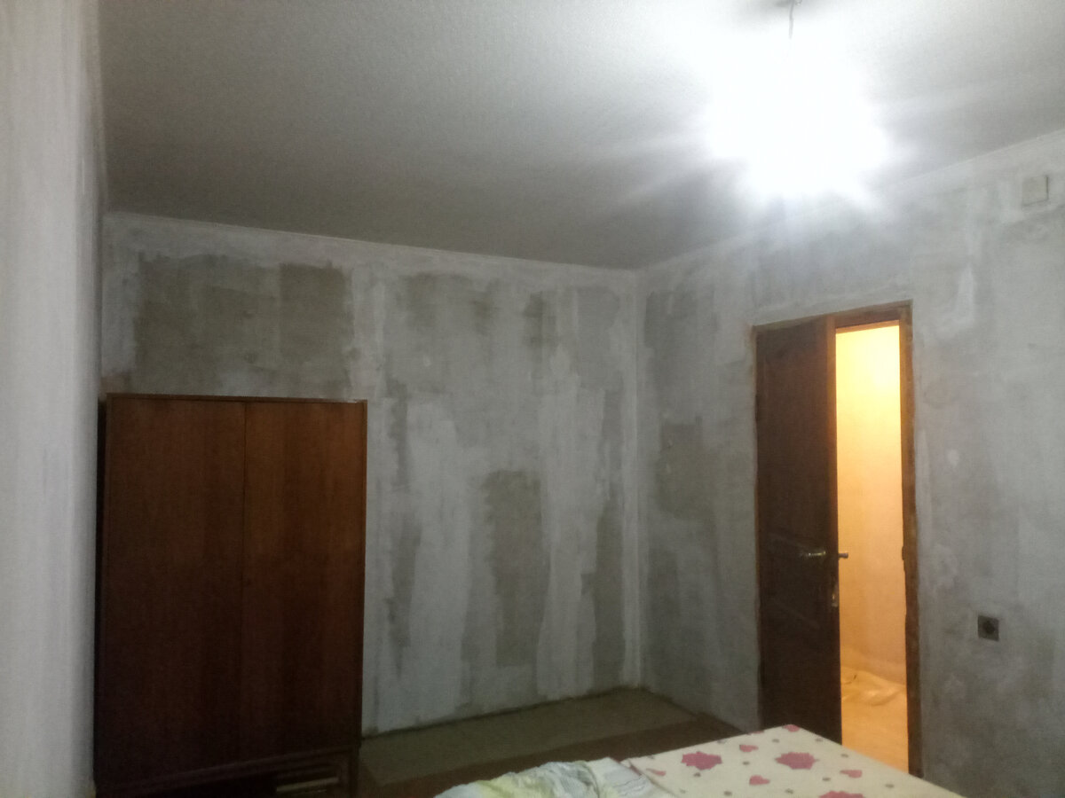 Вот тут, кстати, эта самая пятнистость хорошо видна. Равно как и желтизна в коридорчике за дверью, который решили тоже обновить вместе с комнатой