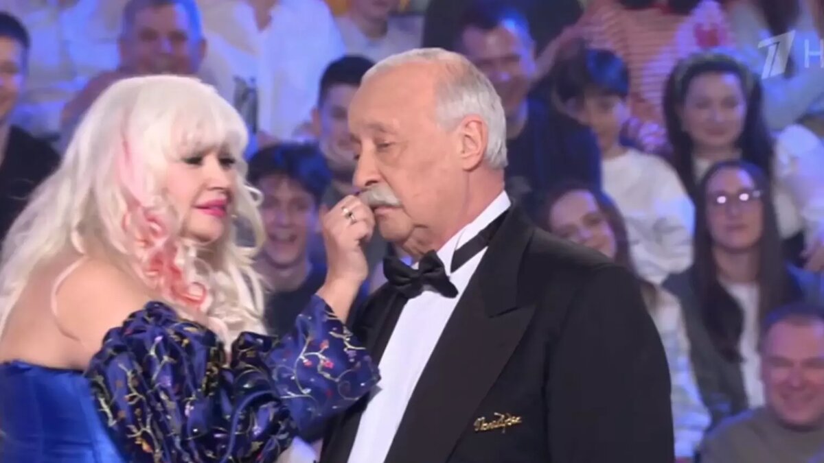     Волгоградка Лариса Солнечная одержала победу на шоу «Поле Чудес». Женщина запомнилась зрителям необычным подарком для ведущего Леонида Якубовича с региональным колоритом.