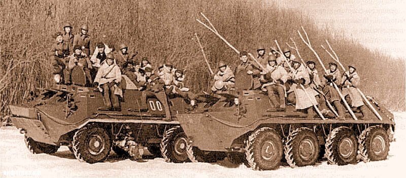 Из донесения в штаб Краснознаменного Дальневосточного округа: «23 января 1969 г. в 11.15 вооруженные китайские военнослужащие начали обходить остров Даманский. На требование покинуть территорию нарушители стали кричать, размахивать цитатниками и кулаками. Спустя некоторое время они набросились на наших пограничников…» Вспоминает непосредственный участник событий А. Скорняк: «Рукопашный бой был жестоким. Китайцы пустили в ход лопаты, железные прутья, палки. Наши ребята отбивались прикладами автоматов. Чудом обошлось без жертв. Несмотря на численное превосходство нападающих, пограничники обратили их в бегство. После этого случая на льду ежедневно происходили столкновения. Они всегда заканчивались драками. К концу февраля на заставе «Нижне-Михайловка» не было ни одного бойца «с целой физиономией»: «фонари» под глазами, разбитые носы, но настроение боевое. Каждый день такое «зрелище». И командиры – впереди. Начальник заставы старший лейтенант Иван Стрельников и его замполит Николай Буйневич мужики были здоровые. Прикладами и кулаками немало китайских носов и челюстей посворачивали. Хунвэйбины их как огня боялись и все кричали: «Вас мы первыми убьем!». Источник: Братский Музей Света - в здании "Элегант-Падун" - Страница 75, http://forum.bratsk.org/showthread.php?t=248059&page=75&highlight=%CC%F3%E7%E5%FF+%D1%E2%E5%F2%E0