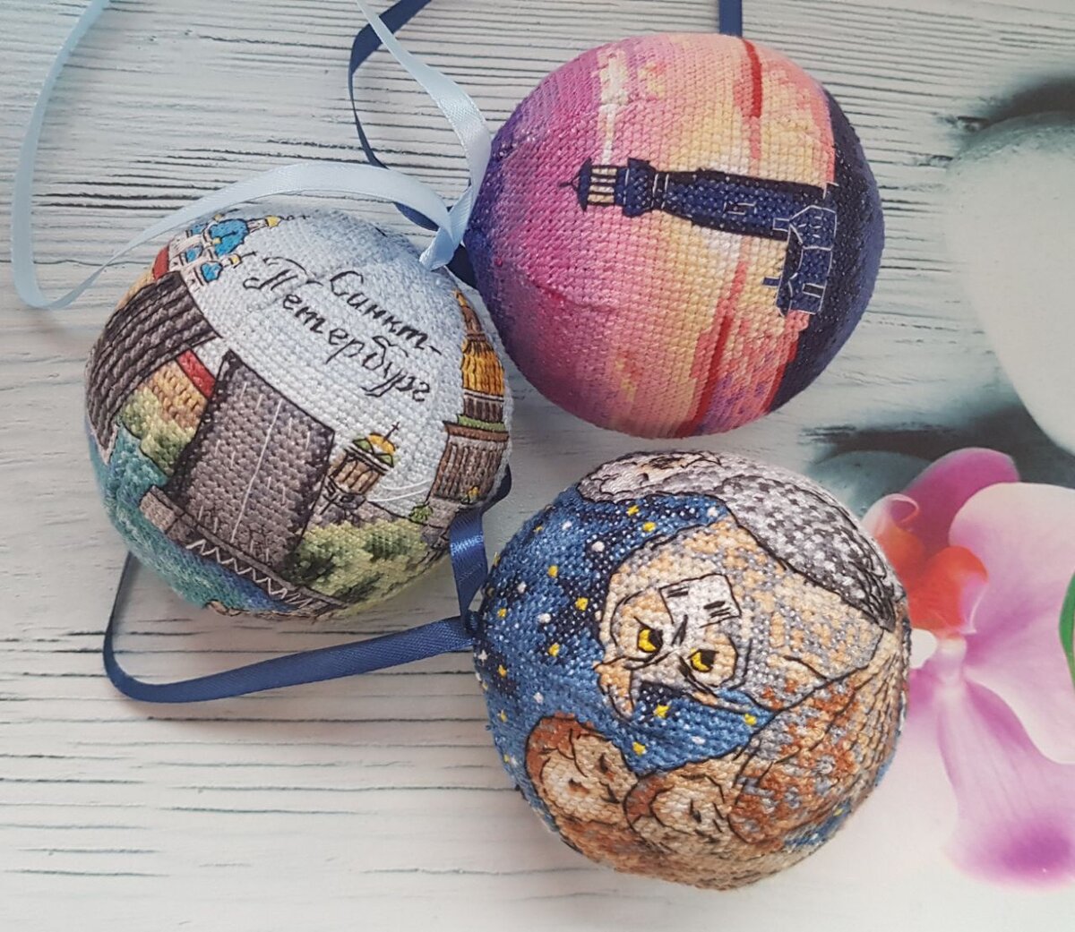 Своим вышитым шарам подвес я делаю из атласных лент >>>