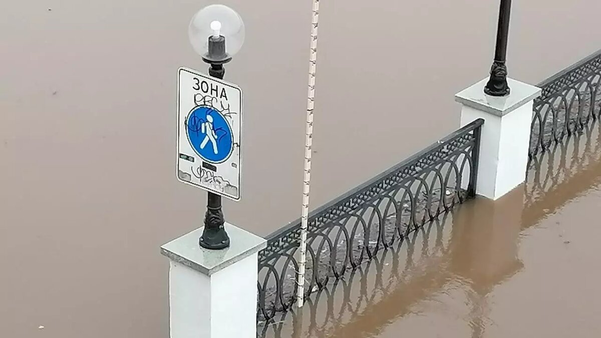     В Оренбургской области сложилась критическая ситуация, вызванная небывалым разливом. По данным областного правительства, в зоне подтопления находится 6,6 тыс. домов, половодье угрожает 27 муниципальным образованиям. Глава МЧС Александр Куренков, находящийся в регионе, оценил ситуацию, как сложную