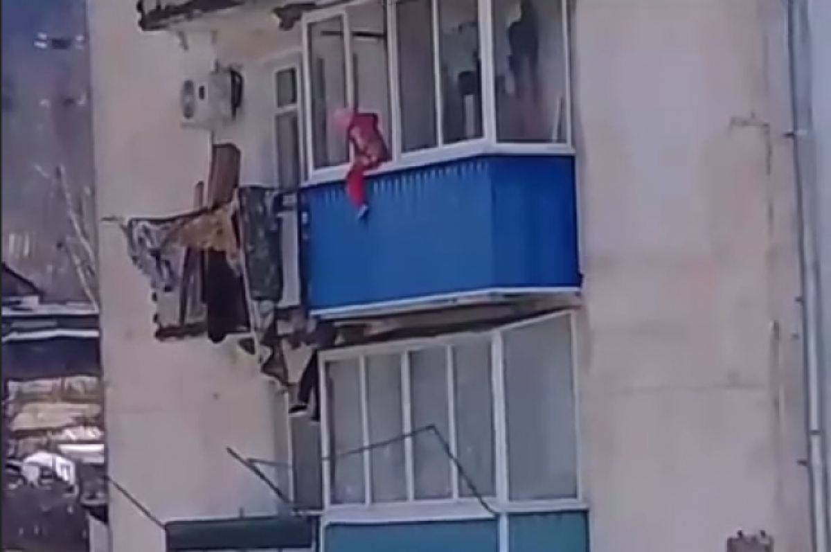    Мальчик хотел спуститься на этаж пониже через окно.