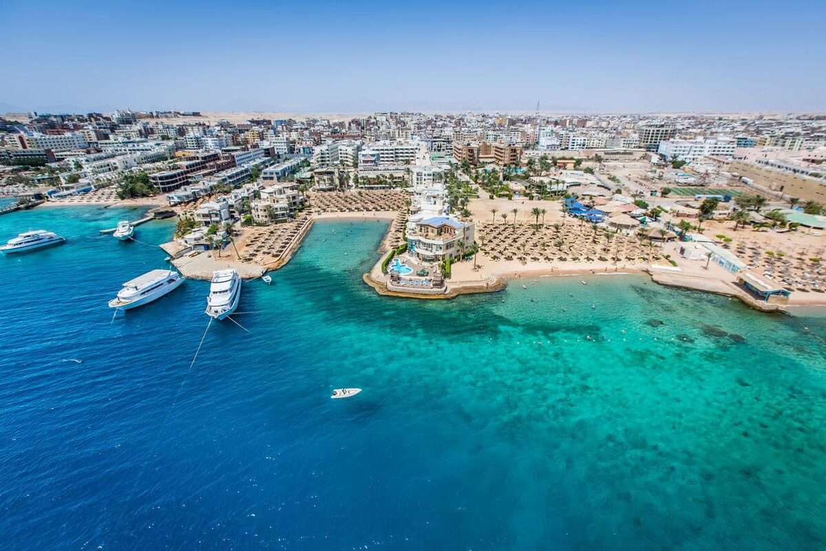 Хургада, расположенная вдоль восточного побережья Египта у Красного моря, является одним из самых популярных курортных городов страны.